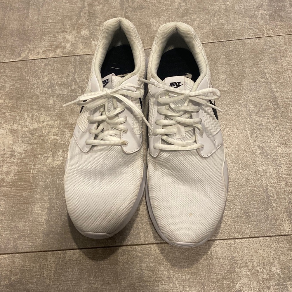 Lightly worn Nike tennis shoes
